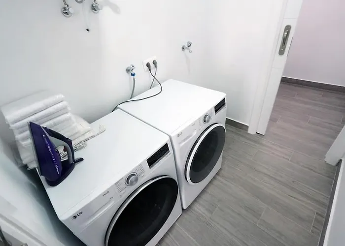 Salva Reina Apartman *